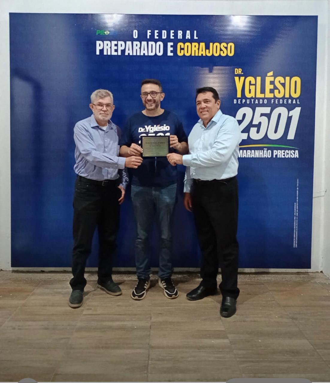 SINTAF-MA entrega placa ao deputado estadual e candidato a Deputado Federal Yglésio Moisés em reconhecimento à criação do Dia Estadual do Agente da Receita através da Lei.12.589/26.